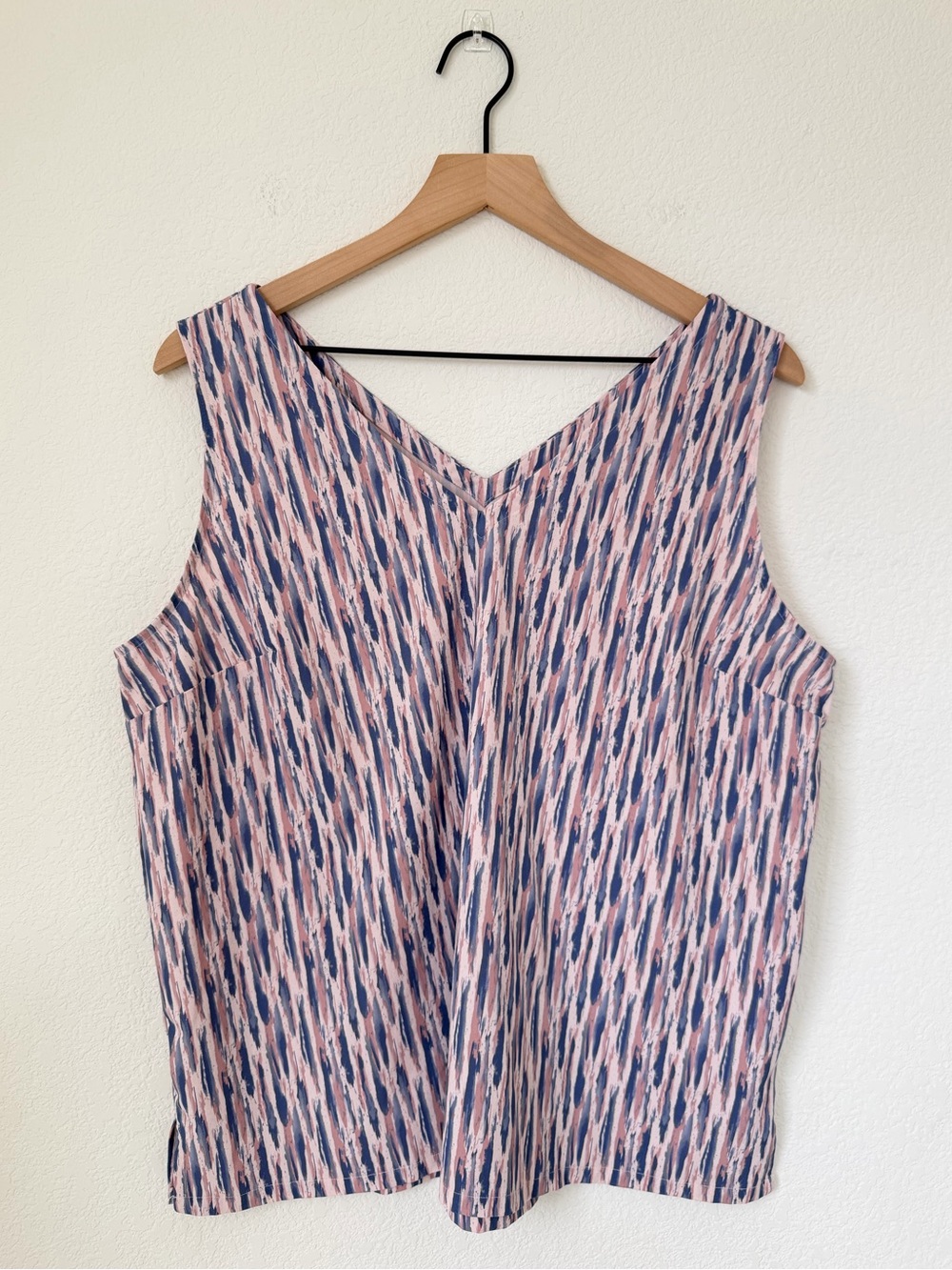 Eddie Bauer Pink & Navy Patterned V-Neck Sleeveless Top Size Large - Picture 3 of 10